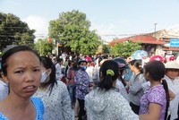 Hàng trăm công nhân đình công vì bị sếp miệt thị trong bữa ăn